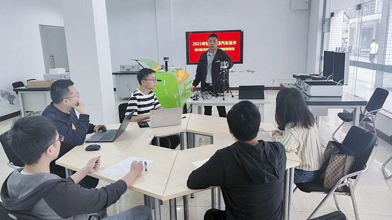 相较于传统的大班授课，小班辅导具有以下优势：