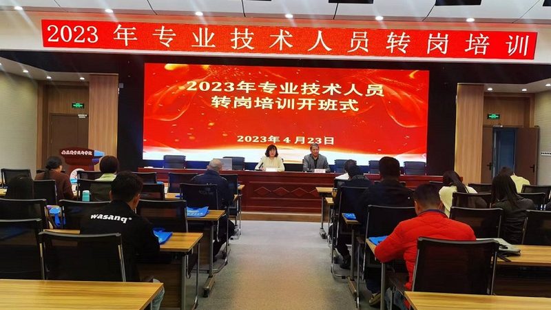 叉车实操考试的费用通常由以下几个部分构成：